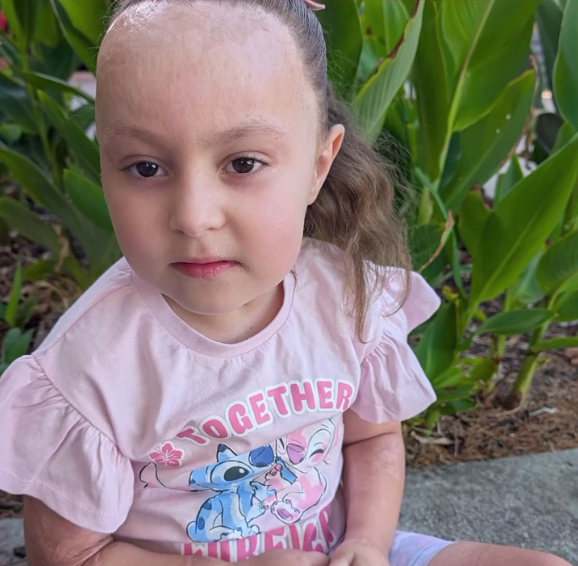 Milu con su remera favorita entre sesiones de quimio.